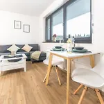 Modernes Studio-apartment Mit Balkon Und Privatem Stellplatz Fuer Bis Zu 4 Personen Nur Wenige Minuten Von Der Innenstadt & Mosel Entfernt Apartment