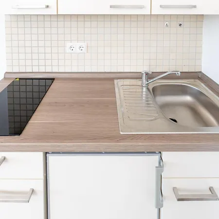 Appartement Modernes Studio-apartment Mit Balkon Und Privatem Stellplatz Fuer Bis Zu 4 Personen Nur Wenige Minuten Von Der Innenstadt & Mosel Entfernt *
