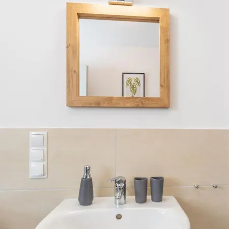 Modernes Studio-apartment Mit Balkon Und Privatem Stellplatz Fuer Bis Zu 4 Personen Nur Wenige Minuten Von Der Innenstadt & Mosel Entfernt Appartement *