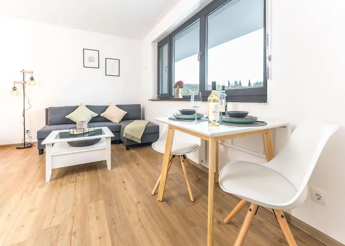 Modernes Studio-apartment Mit Balkon Und Privatem Stellplatz Für Bis Zu 4 Personen Nur Wenige Minuten Von Der Innenstadt&mosel Entfernt Apartamento